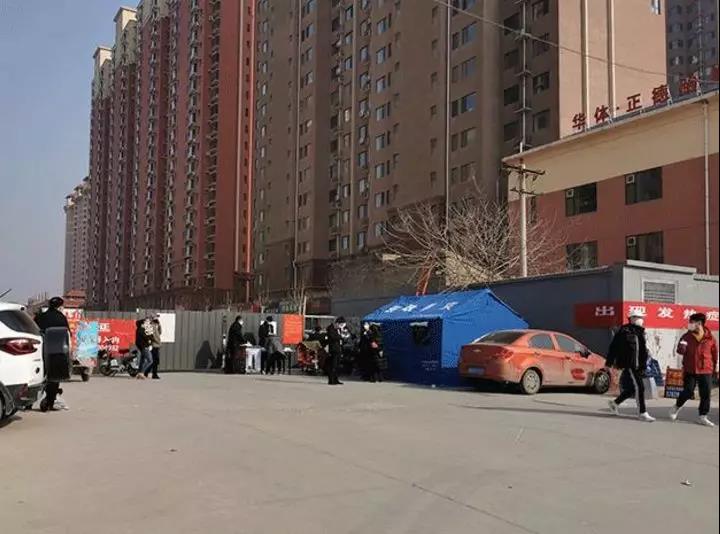 張婷住所小區外