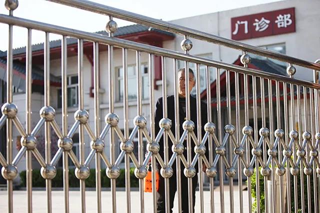 門衛遠望老伴。