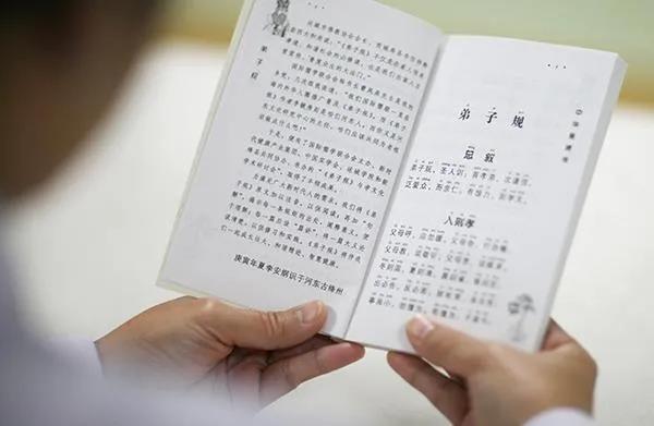 古漢語“先生”一詞是對有學問者的尊稱.