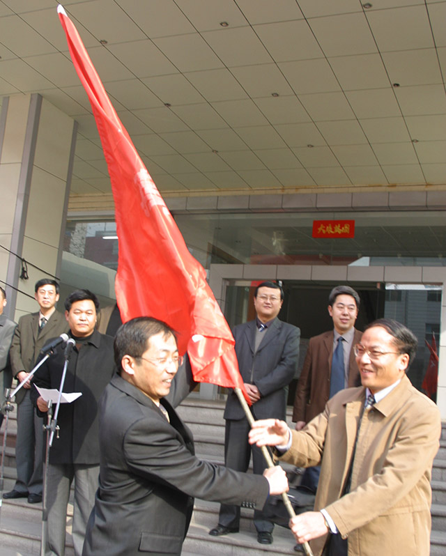 山西省衛生廳原副廳長李書凱為焦安國授“三晉行”隊旗