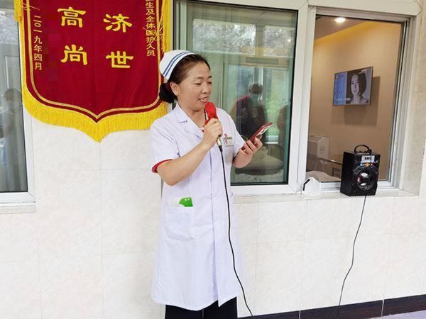 護理部李主任演唱《陜北姑娘》。